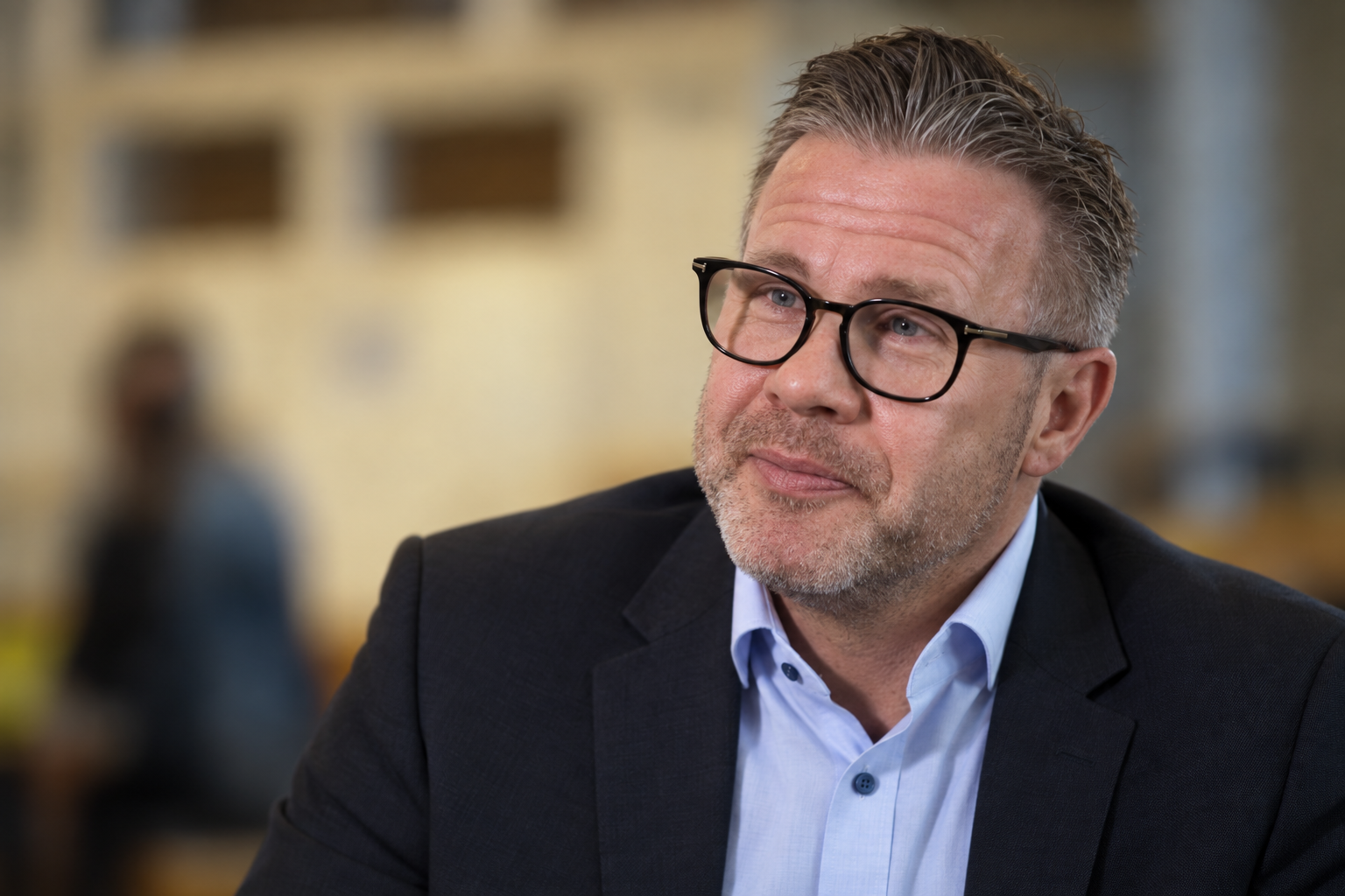 Raphael Slowik im Interview zur ARD-Dokumentation Immobilienpoker; KI-gestützt überarbeitete Bildfassung